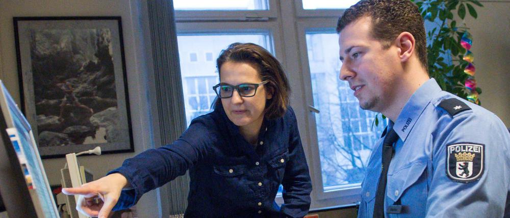 Im Einsatz: Zwei Mitarbeiter vom Social Media Team der Berliner Polizei.