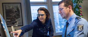 Im Einsatz: Zwei Mitarbeiter vom Social Media Team der Berliner Polizei.