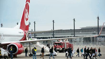 Bei einer Notfallübung am künftigen Flughafen Berlin Brandenburg (BER) in Schönefeld (Brandenburg) verlassen Passagiere ein Flugzeug. 