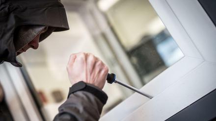 Bei einer polizeilichen Beratungsstelle wird demonstriert, wie einfach es Einbrechern oft gemacht wird.