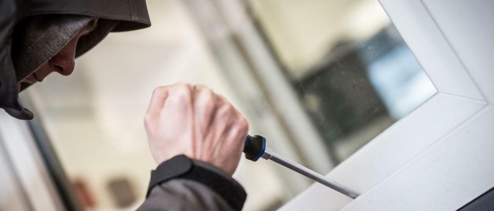 Bei einer polizeilichen Beratungsstelle wird demonstriert, wie einfach es Einbrechern oft gemacht wird.