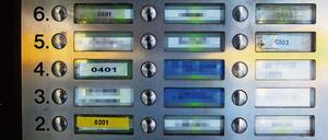 Wer da wohl wohnt. In diesem Wohnhaus an der Wilhelmstraße wurden viele ehemalige Mietwohnungen zu Ferienwohnungen umgewandelt. Die Altmieter beklagen ständig wechselnder Nachbarschaft.