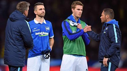 Trainer mit Spielern. Berlins Trainer Pal Dardai (r-l) bedankt Sich nach dem Spiel bei Sebastian Langkamp und Vedad Ibisevic. 