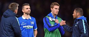 Trainer mit Spielern. Berlins Trainer Pal Dardai (r-l) bedankt Sich nach dem Spiel bei Sebastian Langkamp und Vedad Ibisevic. 
