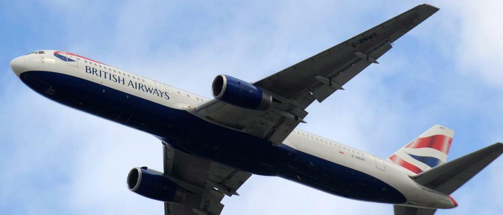 Eine Maschine der British Airlines über dem Heathrow Airport von London.