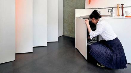 Wohnen auf 28 Quadratmetern. Hinter weißen Türen verschwinden die Einrichtungsgegenstände und lassen den Wohnraum größer wirken.