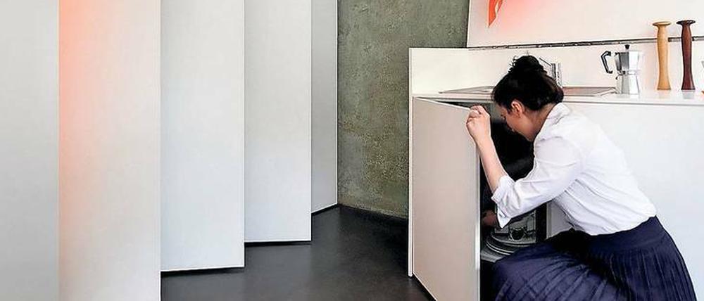 Wohnen auf 28 Quadratmetern. Hinter weißen Türen verschwinden die Einrichtungsgegenstände und lassen den Wohnraum größer wirken.