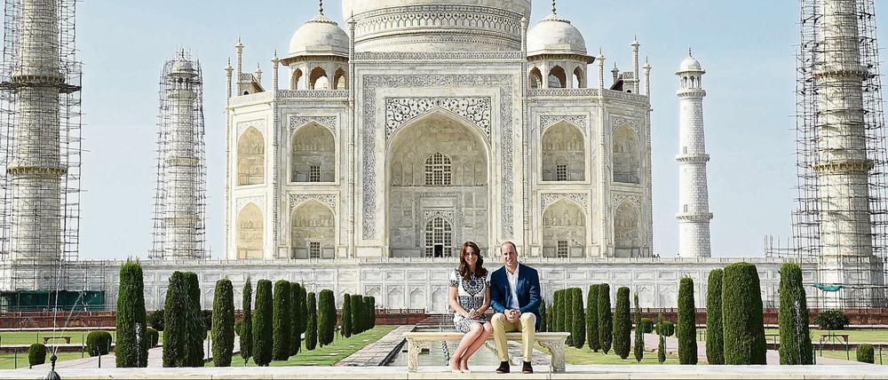 William und Kate nahmen auf genau derselben Bank Platz, wie seine Mutter Lady Diana im Jahr 1992.