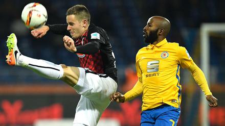 Braunschweigs Domi Kumbela (r) und Freiburgs Christian Günter kämpfen um den Ball. 