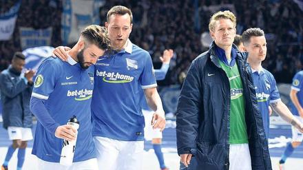 Suche nach Halt. Marvin Plattenhardt, Julian Schieber und Johannes van den Bergh (von links) verlassen nach der Pokalniederlage den Rasen des Olympiastadions. Jetzt gilt es, sich in der Liga das internationale Startrecht zu sichern.