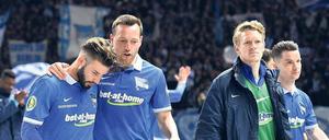 Suche nach Halt. Marvin Plattenhardt, Julian Schieber und Johannes van den Bergh (von links) verlassen nach der Pokalniederlage den Rasen des Olympiastadions. Jetzt gilt es, sich in der Liga das internationale Startrecht zu sichern.
