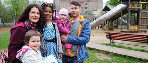 Die Welt ist bunt. Karin Beese auf dem Neuköllner Richardplatz, mit Mira, Nika und Hannah und ihrem zweiten Mann Henri Holjewilken. 