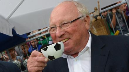 Aber bitte mit Schuss. Der HSV bereitet Uwe Seeler Schmerzen.