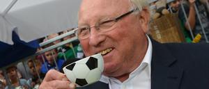 Aber bitte mit Schuss. Der HSV bereitet Uwe Seeler Schmerzen.