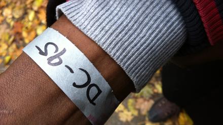 Neuangekommene Flüchtlinge erhalten am Lageso nach der Ersterfassung graue BVG-Armbändchen, damit sie bis zur Antragstellung nicht als Schwarzfahrer aufgegriffen werden. 