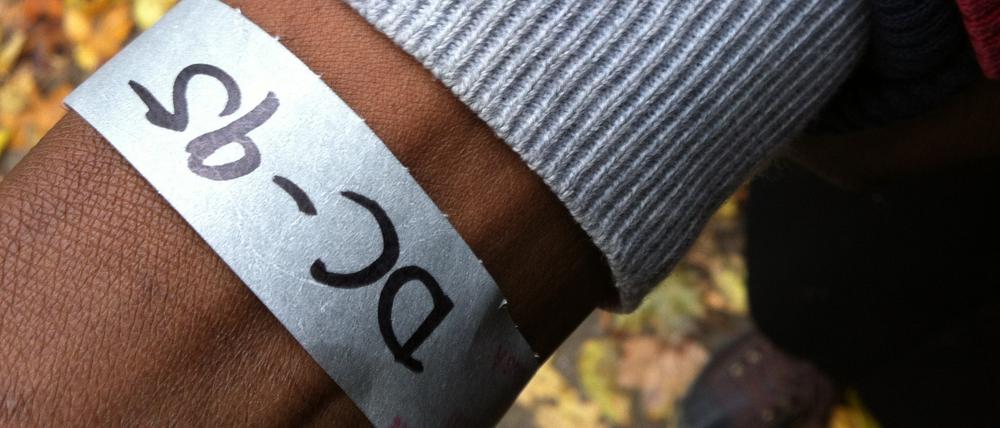 Neuangekommene Flüchtlinge erhalten am Lageso nach der Ersterfassung graue BVG-Armbändchen, damit sie bis zur Antragstellung nicht als Schwarzfahrer aufgegriffen werden. 