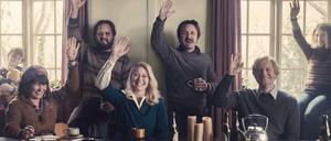 Abstimmen! Anna (Trine Dyrholm, Mitte) und Erik (Ulrich Thomsen, rechts) gründen eine Kommune. Schön war die Zeit - am Anfang zumindest. 