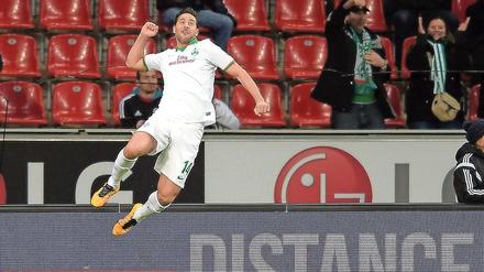 Die Pose? Heute Abend? Wird schwer für Claudio Pizarro. 