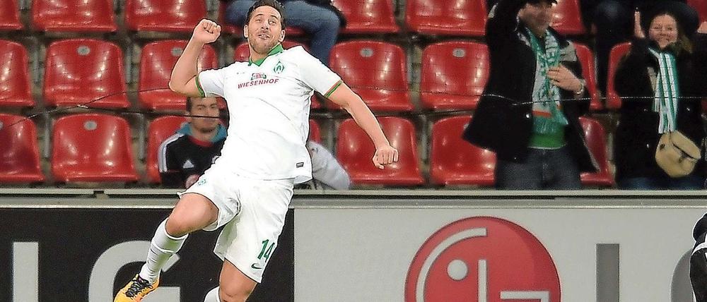 Die Pose? Heute Abend? Wird schwer für Claudio Pizarro. 