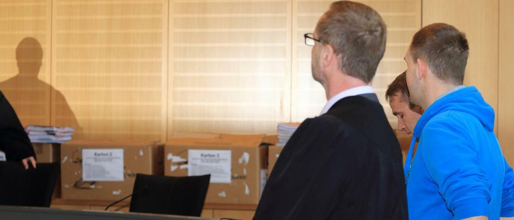 Der Angeklagte Oliver M. (r-l) und seine Verteidiger, die Rechtsanwälte Jens Glaser und Tobias Reulecke, stehen am 18.04.2016 in einem Verhandlungssaal des Landgerichtes in Magdeburg (Sachsen-Anhalt).