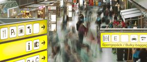 Passagiere laufen durch den Flughafen Tegel. 