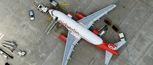 Die krisengeschüttelte Fluggesellschaft Air Berlin will enger mit ihrem italienischen Partner Alitalia zusammenarbeiten.