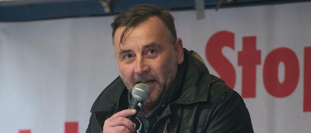 Pegida-Mitbegründer Lutz Bachmann spricht am 11.04.2016 auf einer Kundgebung der islamfeindlichen Pegida-Bewegung auf dem Altmarkt in Dresden.