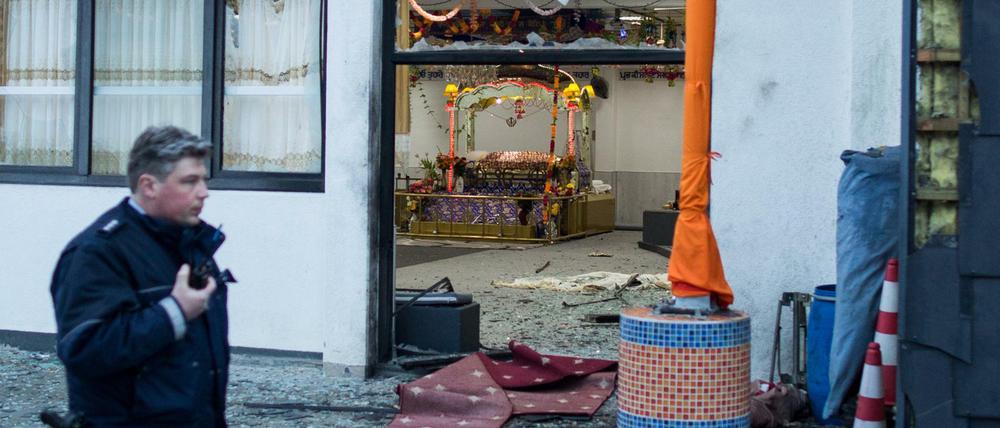 Bei der Explosion in dem Gebetshaus in Essen sind drei Menschen verletzt worden.