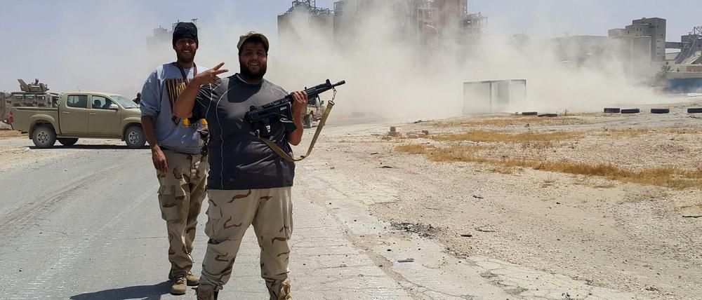 Im libyschen Benghasi posieren Anhänger einer Miliz.