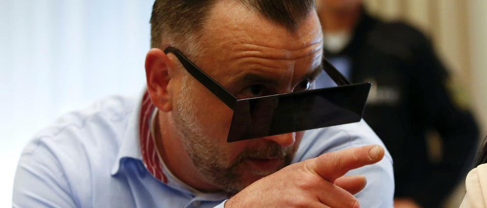 Lutz Bachmann erschien mit eckiger Sonnenbrille vor Gericht.