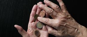 Die Rente reicht oft nicht zum Leben. Deshalb erhalten viele Rentner zusätzlich eine Grundsicherung. 