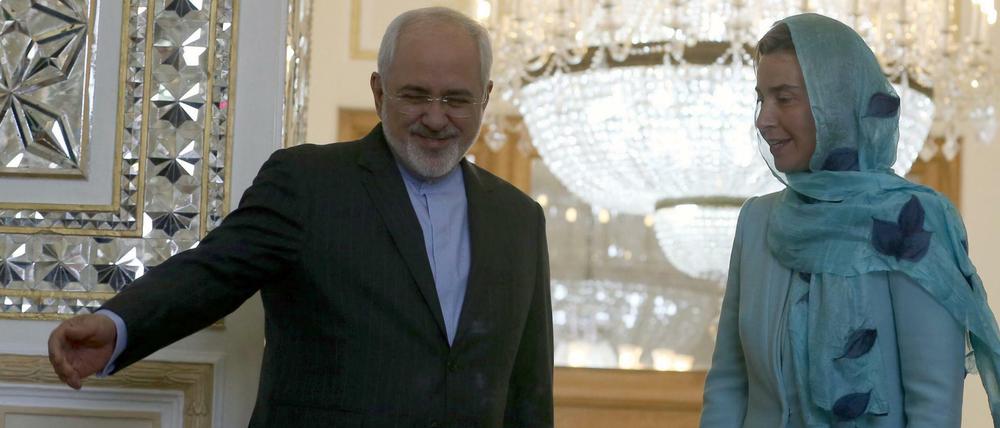 Der iranische Außenminister Mohammed Dschawad Sarif weist der EU-Außenbeauftragten Federica Mogherini den Weg.
