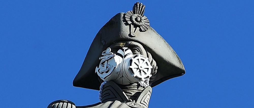 Die Statue von Admiral Nelson auf dem Londoner Trafalgar Square mit einer nachgemachten Gasmaske. 