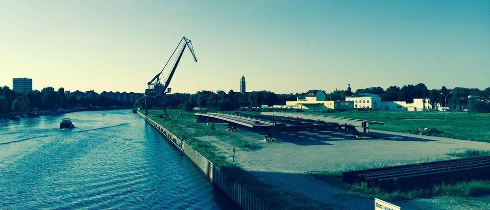 Südhafen in Spandau. Hier liegt noch die Freybrücke, hier stehen bald Container.
