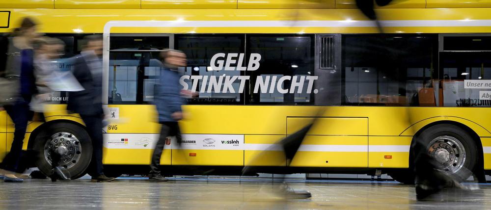 "Gelb stinkt nicht." steht auf einem Elektrobus der Berliner Verkehrsgesellschaft (BVG).