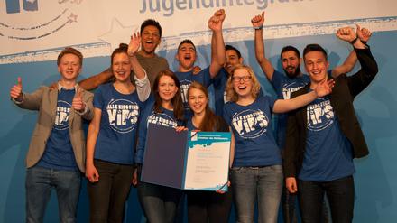 Die Macher und Mitglieder von "Schüler Treffen Flüchtlinge e.V." und Daniel Aminati.