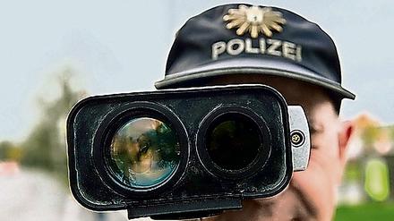 Raser im Visier. Ein Berliner Polizist mit einem Messgerät (Archivbild).