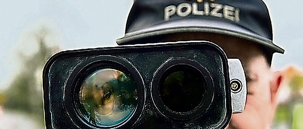 Raser im Visier. Ein Berliner Polizist mit einem Messgerät (Archivbild).