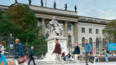 Vor der Humboldt-Universität gehen Passanten über den Bürgersteig.