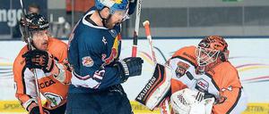 Wenn das Spiel ins Stocken kommt. Münchens Jason Jaffray (l.) und Wolfsburgs Felix Brückmann duellieren sich auch ohne Puck. 
