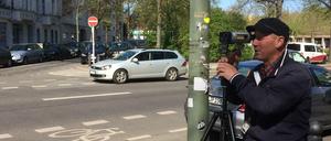 Scharfes Auge: Ein Polizist an der Ecke Damaschkestraße / Joachim-Friedrich-Straße.