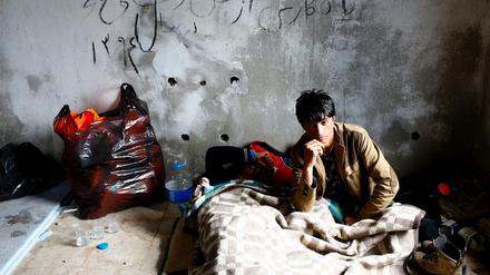 Ein afghanischer Flüchtling kampiert im türkischen Izmir.