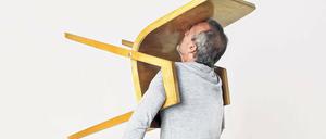 Minutenskulptur. Erwin Wurm demonstriert „The Idiot III“. 