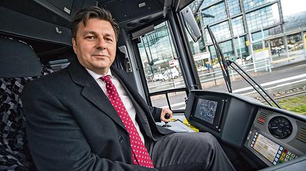 Andreas Geisel im Cockpit einer Straßenbahn. Fotos mit ihm auf einem Fahrrad gibt es nicht im Archiv.