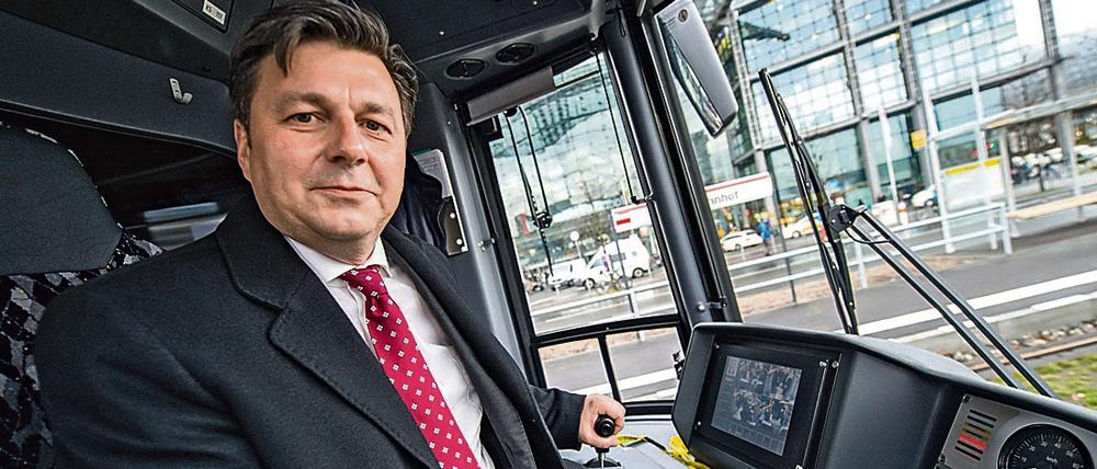 Andreas Geisel im Cockpit einer Straßenbahn. Fotos mit ihm auf einem Fahrrad gibt es nicht im Archiv.