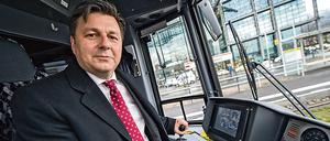 Andreas Geisel im Cockpit einer Straßenbahn. Fotos mit ihm auf einem Fahrrad gibt es nicht im Archiv.