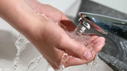 Bitte nicht trinken! Wasser aus dem Wasserhahn (Symbolbild).