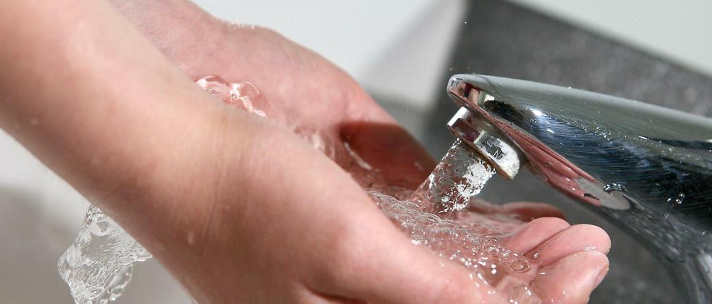 Bitte nicht trinken! Wasser aus dem Wasserhahn (Symbolbild).