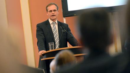 Der Regierende Bürgermeister Michael Müller (SPD) spricht am 19.04.2016 in Berlin zum Start der Dialog-Konferenz zum Masterplan Integration und Sicherheit.