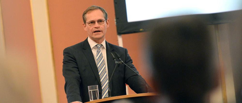 Der Regierende Bürgermeister Michael Müller (SPD) spricht am 19.04.2016 in Berlin zum Start der Dialog-Konferenz zum Masterplan Integration und Sicherheit.